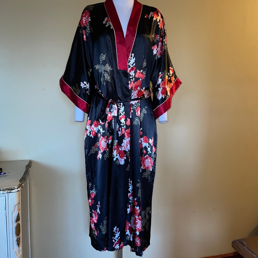 Jones New York Black Red White Floral Satin Belted Gold Kimono Robe